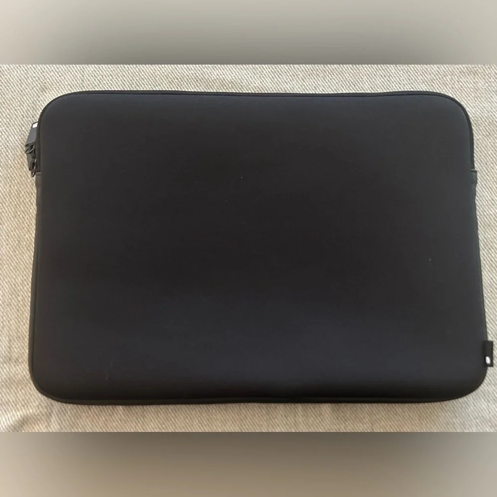Incase LAPTOP CASE For 15” MacBook Pro Classic Neoprene Sleeve Water Resistant